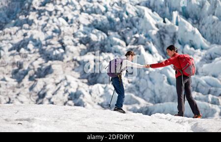 Mutter und Tochter wandern auf dem Vatnajokull Gletscher in Island Stockfoto