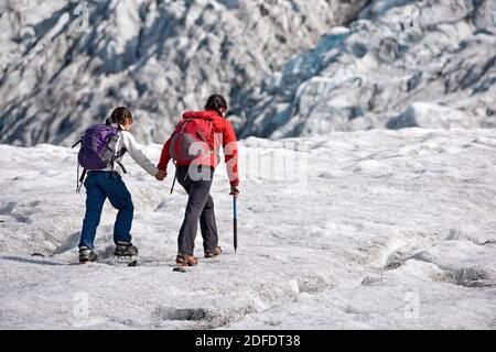 Mutter und Tochter wandern auf dem Vatnajokull Gletscher in Island Stockfoto