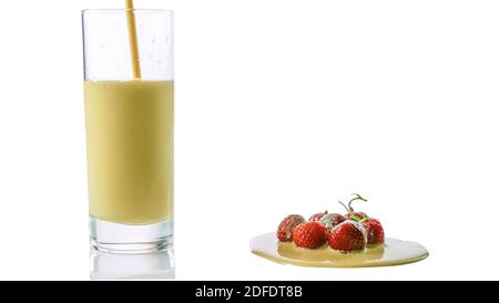 Erdbeer Joghurt Gießen in ein Glas isoliert auf weiße, frische Erdbeere mit Milch Drink.Closeup. Stockfoto