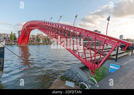 Amsterdam, Niederlande - 17. Mai 2018: Red Bridge Pythonbrug over Canal in East Amsterdam, Holland. Stockfoto