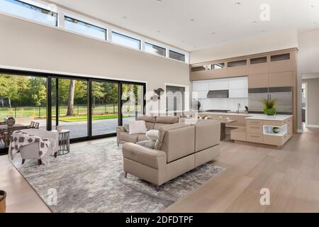 Wohnzimmer und Küche in neuem zeitgemäßen Luxus-Haus Stockfoto