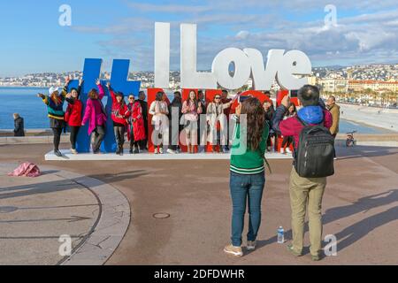 Nizza, Frankreich - 31. Januar 2018: Große Touristenmassen Fotoment bei Sign I Love Nizza, Frankreich. Stockfoto