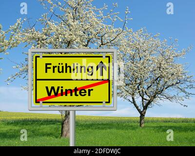 Straßenschild, 'Ende des Winters und Frühling', Übersetzung 'Winter und Frühling' Stockfoto