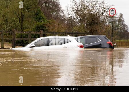 Zwei zusammengebrochene Autos tauchten nach heftigem Regen in einer überfluteten ford unter. Dezember 2020. Viel Hadham, Hertfordshire. VEREINIGTES KÖNIGREICH Stockfoto