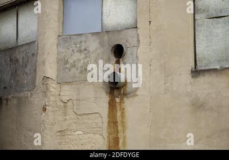 Detail von rostigen und verlassenen Wasserpfeife, Schmutz und Rost Stockfoto