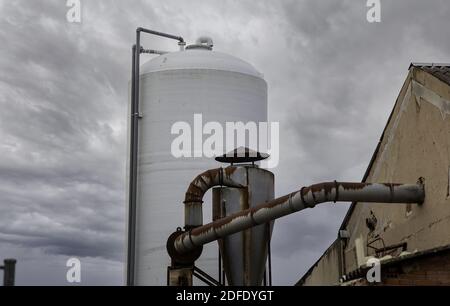 Industrielle Schornsteinrauchabgang, Bau und Architektur, Verschmutzung Stockfoto