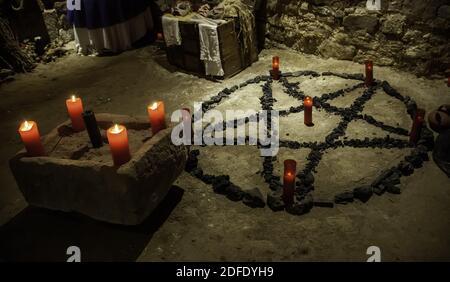 Altar für satanische Rituale, Zauberei, Okkultismus und Sekte Stockfoto