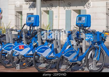 Nizza, Frankreich - 31. Januar 2018: Blue Bicycles Rental Velo Bleu at Street in Nizza, Frankreich. Stockfoto