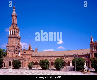 Placa de Espana mit Touristen in Sevilla, Andalusien, Spanien mit klarem blauen Himmel Stockfoto