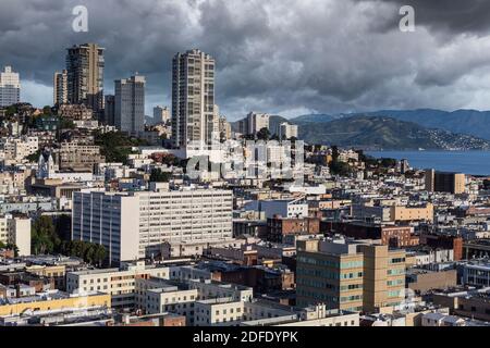 Blick auf den Russian Hill mit Sturmwolken vom Finanzviertel in der Innenstadt von San Francisco. Stockfoto