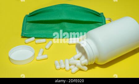 Nahaufnahme von Pillen, medizinische Glas, Medizin für den Menschen, für Health.Protective medizinische Maske für Menschen während einer Pandemie. Stockfoto