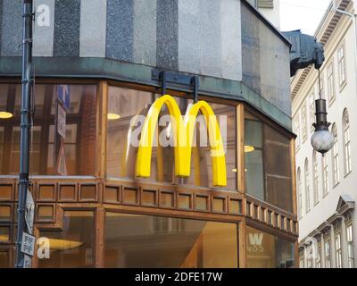 Budapest, Ungarn - 3. November 2020: Gelb geschwungenes Logo von Mc Donald an der Fassade eines Mac Donald Restaurants in der Innenstadt von Budapest Stockfoto