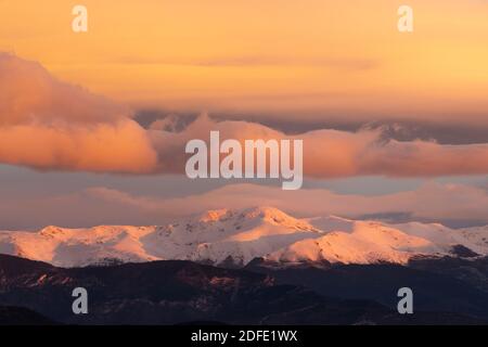 Schneebedecktes Pyrenäen-Panorama bei Sonnenaufgang mit Puigmal (El Ripollès) im Zentrum. Girona, Katalonien, Spanien, Europa. Stockfoto