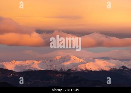 Schneebedecktes Pyrenäen-Panorama bei Sonnenaufgang mit Puigmal (El Ripollès) im Zentrum. Girona, Katalonien, Spanien, Europa. Stockfoto