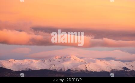 Schneebedecktes Pyrenäen-Panorama bei Sonnenaufgang mit Puigmal (El Ripollès) im Zentrum. Girona, Katalonien, Spanien, Europa. Stockfoto