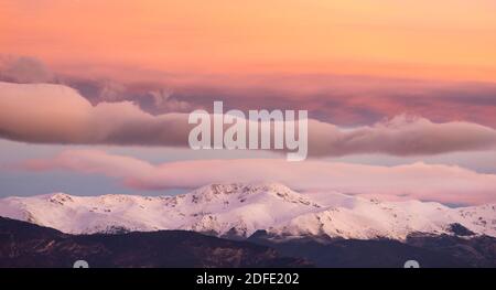 Schneebedecktes Pyrenäen-Panorama bei Sonnenaufgang mit Puigmal (El Ripollès) im Zentrum. Girona, Katalonien, Spanien, Europa. Stockfoto