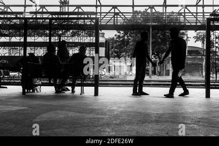 Die Silhouette offen Bewegung in der Stadt Bahnhof, Menschen warten auf Zug Ich habe dieses Bild aus Asien, Dhaka, Bangladesch aufgenommen Stockfoto