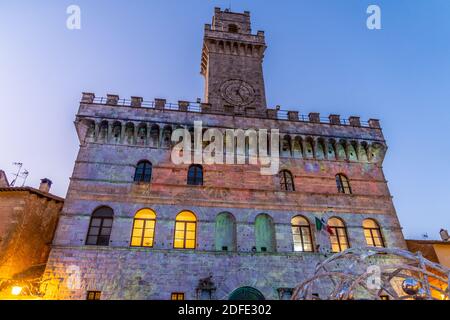 Montepulciano, Siena, Toskana, Italien, Dezember 2019: Rathaus und Uhrturm von Montepulciano, gelegen auf der Piazza Grande, dem Hauptplatz von Montepulciano während der Weihnachtszeit Stockfoto