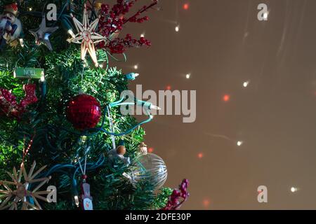 Morgenlicht, das auf Weihnachtsbaum mit Kopierraum leuchtet Stockfoto