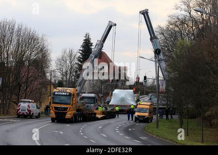 An der B 115 in Görlitz ist ein Transporter mit Einer 101 Tonnen schweren Siemens Turbine liegen geblieben.Görlitz 4.12.2020 Stockfoto