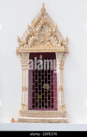 Im Inneren des Wat Mahathat Worawihan Tempelgeländes in Phetchaburi, Thailand Stockfoto