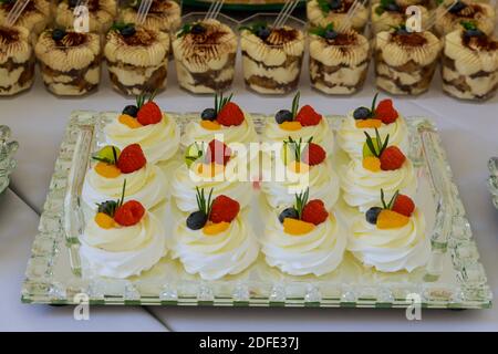 Mini Pavlova Kuchen mit Schlagsahne und frischem Obst. Mini-Dessert. Stockfoto