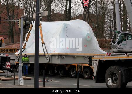 An der B 115 in Görlitz ist ein Transporter mit Einer 101 Tonnen schweren Siemens Turbine liegen geblieben.Görlitz 4.12.2020 Stockfoto