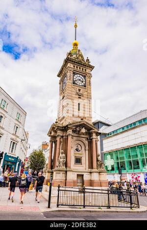 Der Uhrturm, manchmal auch Jubilee Clock Tower genannt, ist ein freistehender Uhrturm im Zentrum von Brighton, Teil der englischen Stadt Brigh Stockfoto