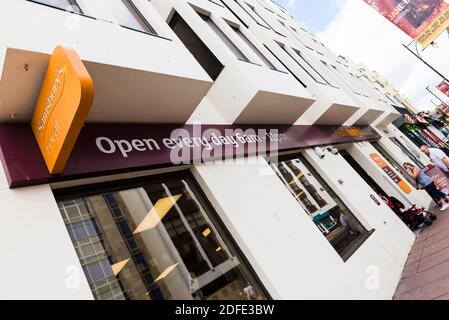 Ein Blick auf ein Logo von Sainsbury's lokalen außen an der Fassade.Brighton, East Sussex, England, Großbritannien, Europa Stockfoto