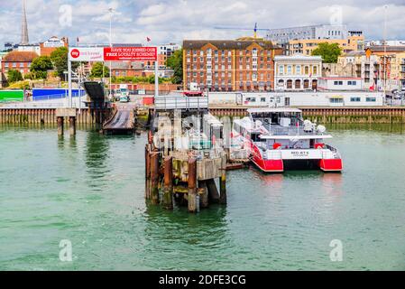 Red Funnel Terminal Fähren. Southampton, Hampshire, England, Vereinigtes Königreich, Europa Stockfoto