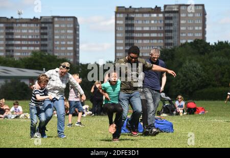 Kinder und Familien spielen Spaß im Park Nechalls Birmingham Stockfoto