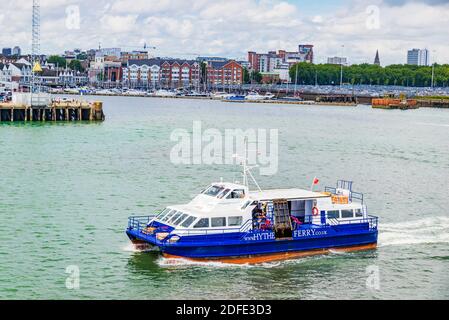 Hythe Ferry bietet eine Verbindung zwischen der englischen Hafenstadt Southampton und dem Hampshire Dorf Hythe auf der Westseite des Southampton Wassers. Sout Stockfoto