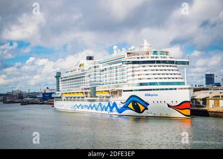 AIDAprima ist das Flaggschiff von AIDA Cruises, gebaut von Mitsubishi Shipbuilding auf ihrer Werft in Nagasaki, Japan. Southampton Kreuzfahrthafen. Southam Stockfoto