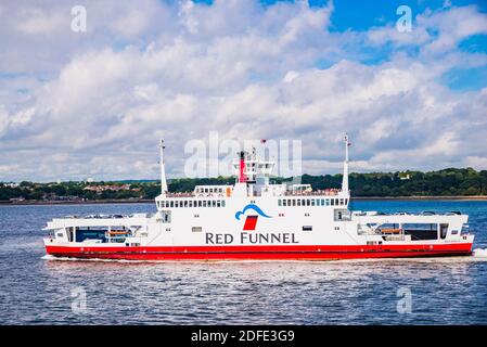 MV Red Eagle ist eine Raptor Class Fahrzeug- und Passagierfähre, die von Red Funnel auf ihrer Route von Southampton nach East Cowes auf der Isle of Wight betrieben wird. Stockfoto