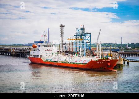 JOAN, LPG-Tanker am Fawley Marine Terminal auf Southampton Water. Southampton, Hampshire, England, Vereinigtes Königreich, Europa Stockfoto