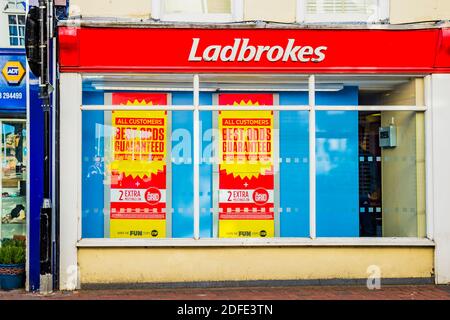 Ladbrokes Wettgeschäft. Britische Wetten und Gaming-Unternehmen. Cowes, Isle of Wight, England, Vereinigtes Königreich, Europa Stockfoto