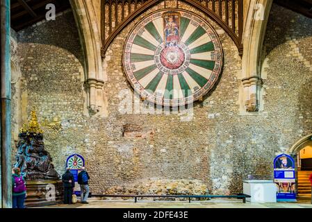 Winchester Round Table in der Großen Halle, eine mittelalterliche Nachbildung des legendären Tisches von König Arthur. Winchester, Hampshire, England, Vereinigtes Königreich, Europa Stockfoto