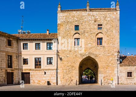 Turm von Alfonso XI, Teil der ehemaligen Stadtmauer, und gehört zu Las Huelgas und Hof in der Abtei von Santa María la Real de Las Huelgas ist ein Monas Stockfoto