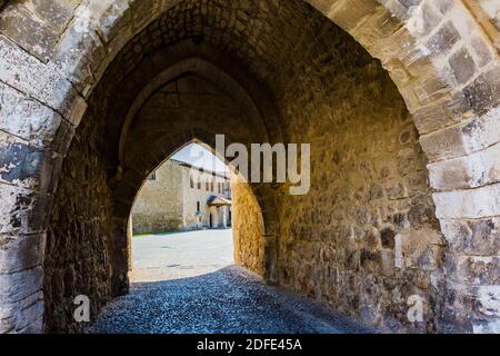 Torbogen unter dem Turm von Alfonso XI, Teil der ehemaligen Stadtmauer, und gehört zu Las Huelgas und Hof in der Abtei von Santa María la Real de Las Stockfoto