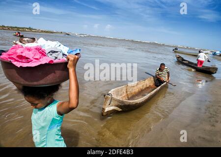 Junges Mädchen trägt einen Wäschekorb auf ihrem Kopf entlang des Flusses. Barra Platano, Mosquitia, Honduras Stockfoto