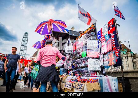 Westminster Bridge, Souvenirstand für Touristen. London, England, Vereinigtes Königreich, Europa Stockfoto