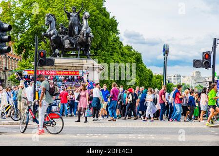 Touristen gehen in der Nähe von Boadicea und ihre Töchter Skulptur, von Thomas Thornycroft, auf Westminster Bridge. London, England, Vereinigtes Königreich, Europa Stockfoto