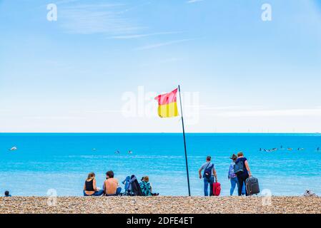 Typisch Englischer Sommer. Liegestühle am Kiesstrand. Brighton, East Sussex, England, Vereinigtes Königreich, Europa Stockfoto