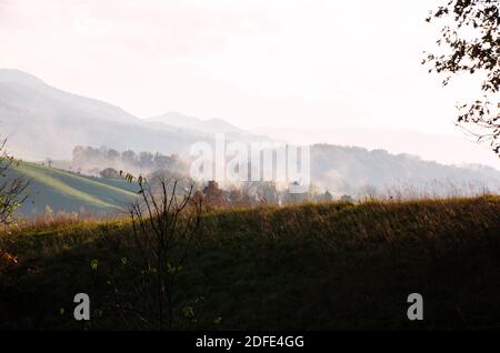 Neblige Berge und Ackerland in Appalachia, Chilhowie Virginia Stockfoto