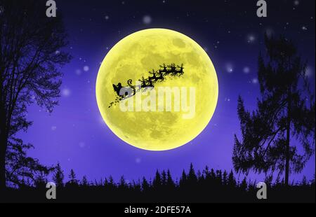 Fliegender Weihnachtsmann und Schlitten gegen das Mondlicht Stockfoto