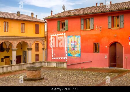 Dozza, Italien - 13. November 2014: Häuser, Wandmalereien und Straßenansicht in Emilia-Romagna Stadt Stockfoto