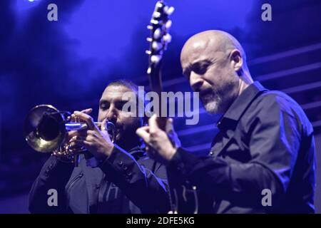 Beirut, Libanon. Dezember 2020. Der französisch-libanesische Trompeter Ibrahim Maalouf (L) tritt während des Beirut Chants Festivals in Beirut Souks auf, am Tag des 4. Monats der massiven Hafenexplosion in Beirut, bei der mehr als 200 Menschen ums Leben kamen und mehr als 6,000 weitere verletzt wurden. Quelle: Marwan Naamani/dpa/Alamy Live News Stockfoto