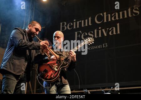 Beirut, Libanon. Dezember 2020. Der französisch-libanesische Trompeter Ibrahim Maalouf (L) tritt während des Beirut Chants Festivals in Beirut Souks auf, am Tag des 4. Monats der massiven Hafenexplosion in Beirut, bei der mehr als 200 Menschen ums Leben kamen und mehr als 6,000 weitere verletzt wurden. Quelle: Marwan Naamani/dpa/Alamy Live News Stockfoto