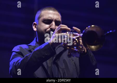 Beirut, Libanon. Dezember 2020. Der französisch-libanesische Trompeter Ibrahim Maalouf tritt während des Beirut Chants Festivals in den Beirut Souks auf, am Tag des 4. Monats der massiven Hafenexplosion in Beirut, bei der mehr als 200 Menschen ums Leben kamen und mehr als 6,000 weitere verletzt wurden. Quelle: Marwan Naamani/dpa/Alamy Live News Stockfoto