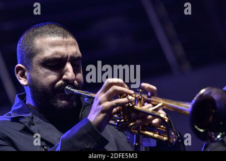 Beirut, Libanon. Dezember 2020. Der französisch-libanesische Trompeter Ibrahim Maalouf tritt während des Beirut Chants Festivals in den Beirut Souks auf, am Tag des 4. Monats der massiven Hafenexplosion in Beirut, bei der mehr als 200 Menschen ums Leben kamen und mehr als 6,000 weitere verletzt wurden. Quelle: Marwan Naamani/dpa/Alamy Live News Stockfoto